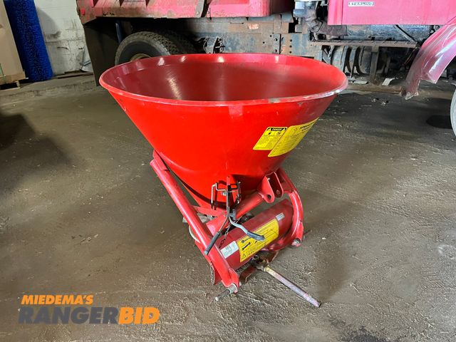 Lot 30-40392 - Cosmo S-500-U Fertilizer Spreader