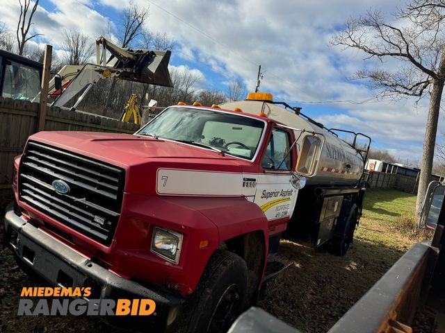 Lot 30-10225 - 1990 Ford  F800 tack truck  Tack truck  Nice tack truck, ready for work, runs down the road nice, ni...