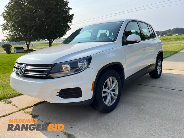 Lot 30-3332 - 2013 Volkswagen Tiguan with a 2.0L L4 DOHC 16V TURBO engine. S SUV FWD