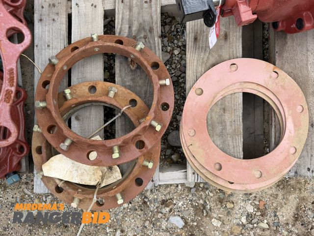 Lot 30-5834 - (2) 8" retainer joints with (3) gaskets.