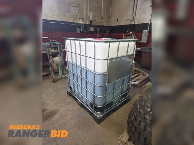 Lot 30-5038 - 255 gallons of 85w/140 gear oil with tote