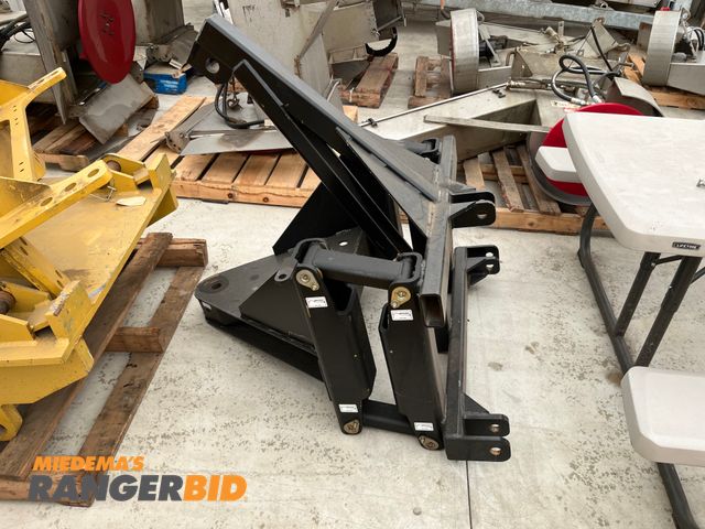 Lot 30-3301 - New 3 point  tractor hitch attachment