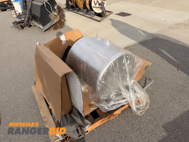 Lot 30-3586 - New Muncie Hydraulic Tank