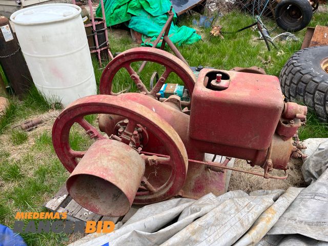 Lot 30-134 - International Harvester Parts H802 9800T