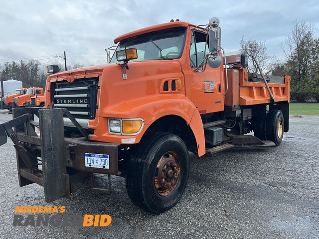 Lot 30-4802 - 2002 Sterling L9500 4x2 Dump Truck