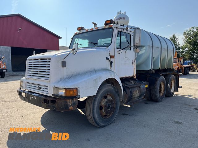 Lot 30-1805 - 1995 International 8200 6X4 Brine truck with 2,550 gallon tank.