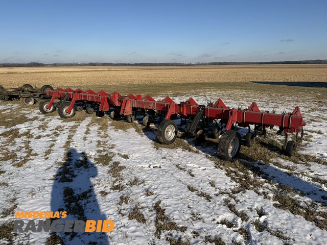 Lot 30-1324 - Case  IH 183 Hydraulic Folding 12 Row Cultivator, PIN: JAG0032449