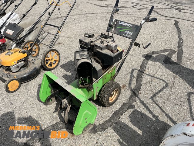 Lot 30-998 - Lawn-Boy 824E Snow Blower 2-Stage Self-Propelled Snow Blower