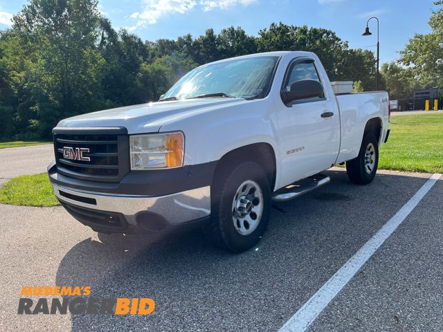 Lot 30-3398 - 2013 GMC Sierra 1500 with a 4.3L V6 OHV 12V engine. Regular Cab Short Box Pickup Truck 4x4