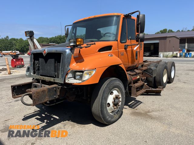 Lot 30-2326 - 2007 International 7400 SBA 6X4 Dump Truck