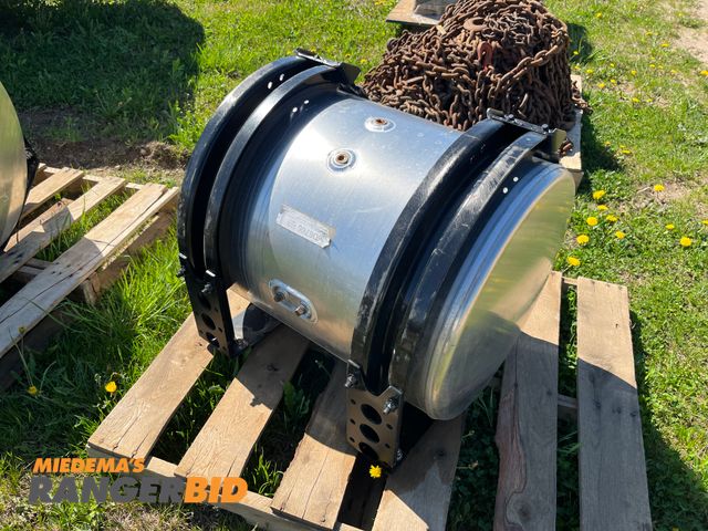 Lot 30-2218 - 1 DTNA 50 Gallon Aluminum Fuel tanks with straps Used only once. Came off a Western Star