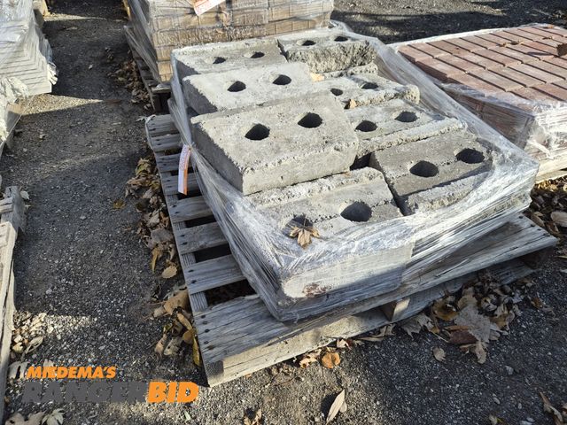 Lot 30-1292 - 20 Retaining Wall Blocks