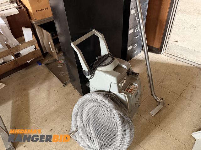 Lot 30-35106 - Carpet Steamer and dirt devil (both work)