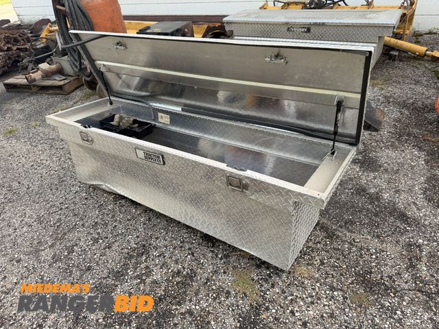 Lot 30-3354 - Truck tool box