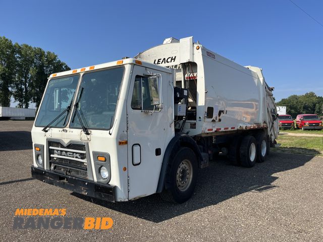Lot 30-1194 - 2014 Mack LEU600 6x4 with a 10.8L L6 DIESEL engine. Garbage Truck