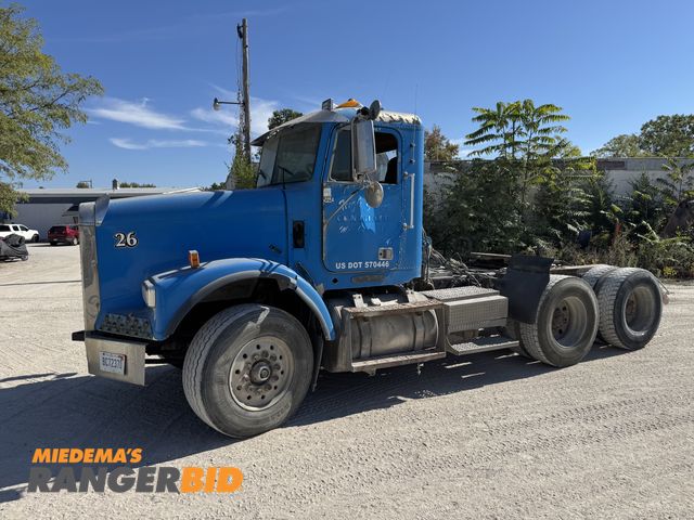 Lot 30-7676 - 1996 Freightliner FLD120 Semi Heavy Spec Day Cab