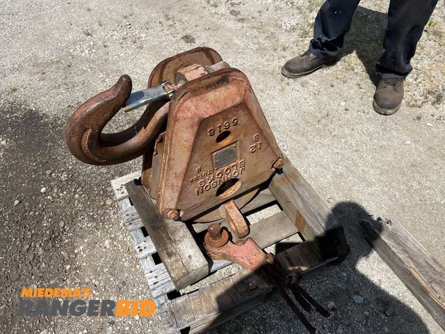 Lot 30-1037 - Johnson Blocks 18D12RTB 18 ton hood for hoist