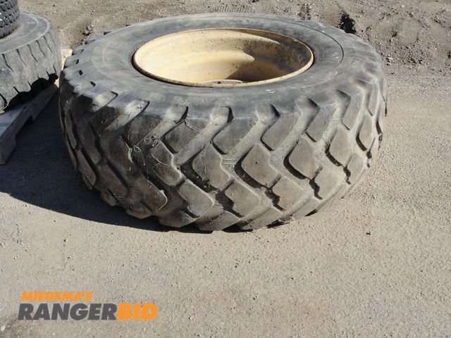Lot 30-4858 - 1 Used grader tire and wheel.  Michelin 17.5 R 25