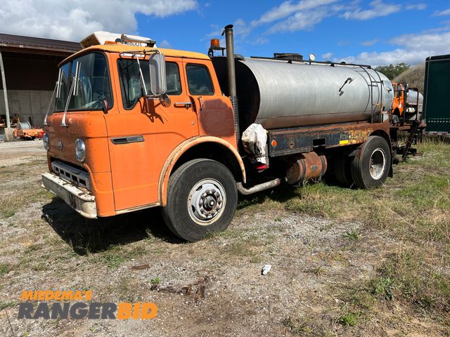 Lot 30-1433 - 1989 Ford C8000 with a 10.4L V8 DIESEL engine. Rosco RRH Tar Distributor - 1650 Gallon