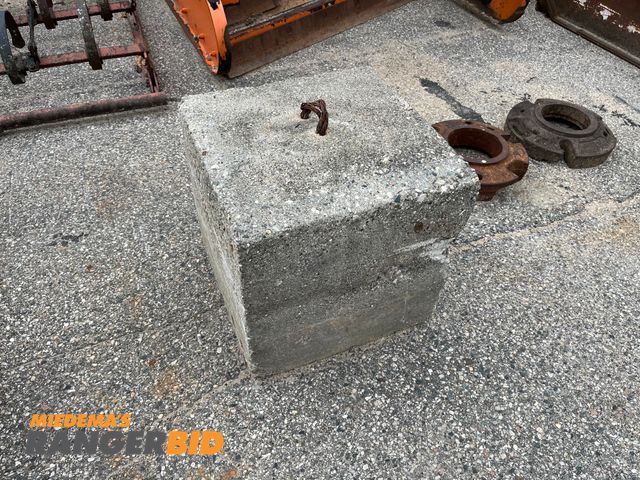 Lot 30-3592 - Large concrete block. 24" x 24" x 24" . Seller will load.