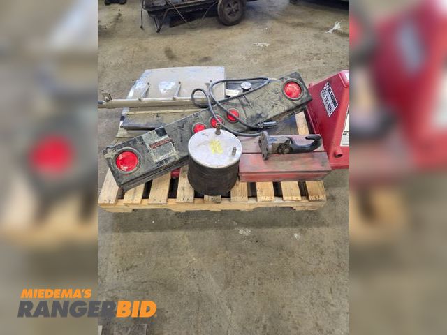 Lot 30-4816 - Pallet of miscellaneous truck parts: 7 way plug light bar, chrome mud flap extension (2), kingpin, a...