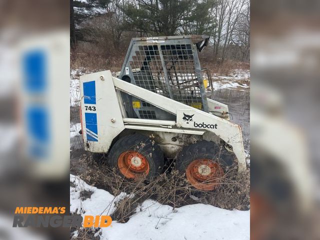 Lot 30-10218 - Bobcat  743 Skid Steer Bobcat 743, ran when stopped using it, no battery, will need to be towed or t...