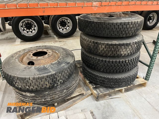 Lot 30-1061 - 6 Goodyear 11R22.5 Good tread, sells with rims
