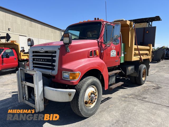 Lot 30-1634 - 2002 Sterling L8500  with a CAT 7.2L and Attenuator Dump Truck