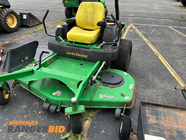 Lot 30-3326 - John Deere 777 72" Zero-Turn Lawn Mower Riding Lawn Mower Commercial Lawn Mower Self-Propelled Lawn Mower