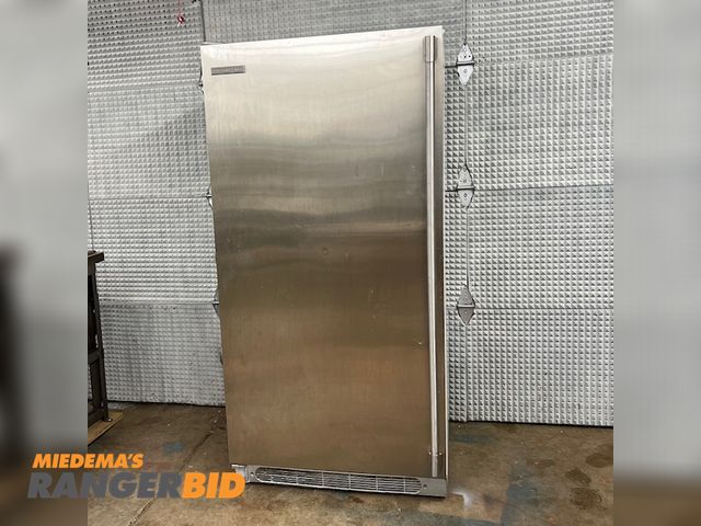 Lot 30-17 - Electric Electrolux ICON E32AF75FPS2 Upright Freezer