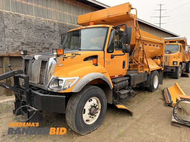 Lot 30-3513 - 2006 International 7400 6X4 Dump Truck