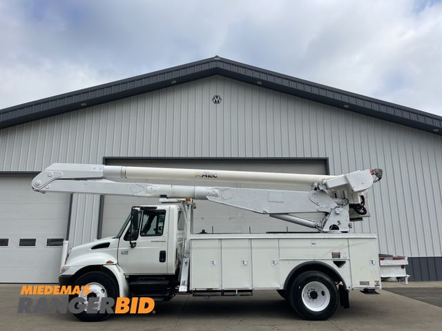 Lot 30-11301 - 2004 INTERNATIONAL 7500 Bucket Boom Utility Truck The Altec AA755L articulating non-over center boom...