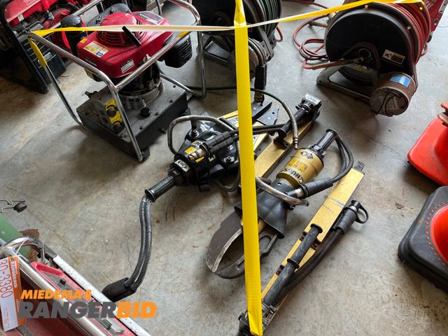 Lot 30-3379 - Hurst Jaws of Life