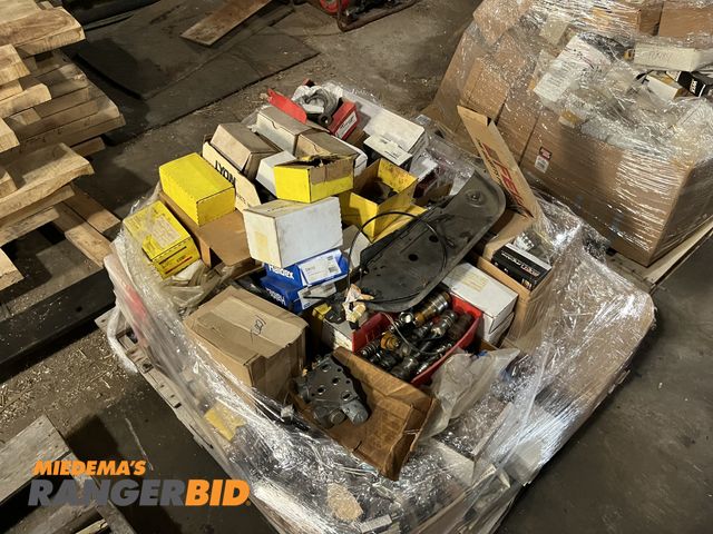 Lot 30-883 - Pallet of miscellaneous truck parts and more