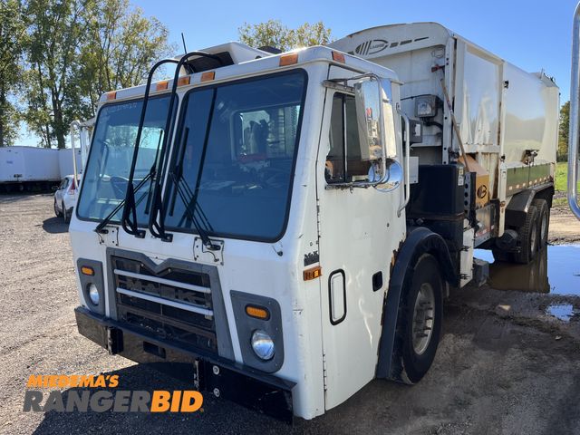 Lot 30-909 - 2013 Mack LEU613 31yd Labrie side loading refuse body with tipping arm Garbage Truck