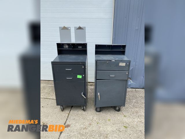 Lot 30-86MVTW - Lot of 2 Rolling Metal Workplace Station / Desks. No keys for locks. 

The Seller will assist with l...