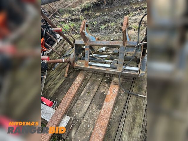 Lot 30-10069 - 1 Ando Folks Forks heavy duty, 5000 bls capacity, forks are solid steel. Hydraulic fork adjustment.