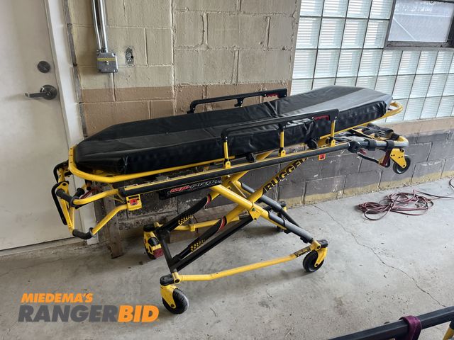 Lot 30-4766 - Stryker MX-Pro R3 Ambulance Cot 600 lb capacity