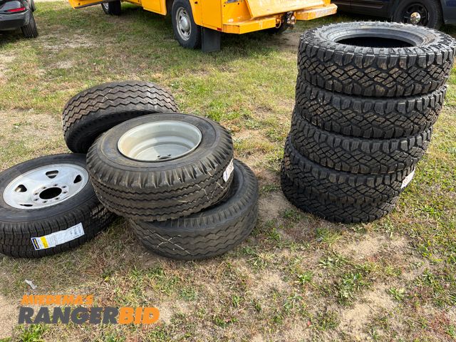 Lot 30-2886 - Lot of (9) tires (4) rims, most tires appear to be new. See pics for size and condition!