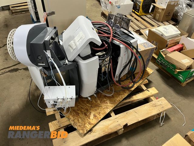 Lot 30-1 - Shimadzu AA-7000 Atomic Absorption Spectrophotometer with Graphite Furnace Atomizer