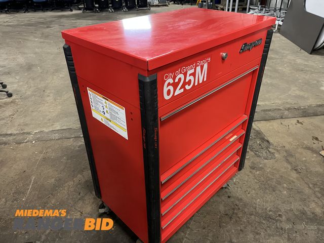 Lot 30-4960 - Snap-On KRSC325EAPBO Roll around toolbox with keys