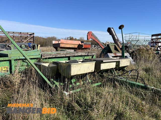 Lot 30-2019 - John Deere 7000 6 row corn planter