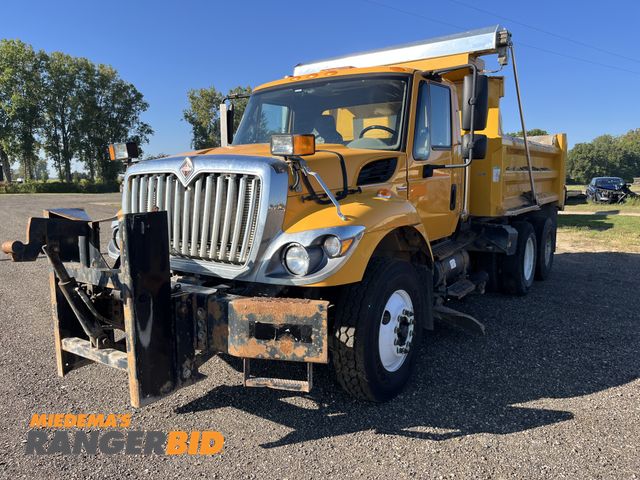 Lot 30-1561 - 2009 International 7400 SBA 6X4 with a Stainless Steel Dump Box Dump Truck