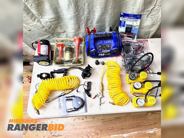 Lot 30-9794 - Lot of fourteen (14) items 12v Automotive accessories