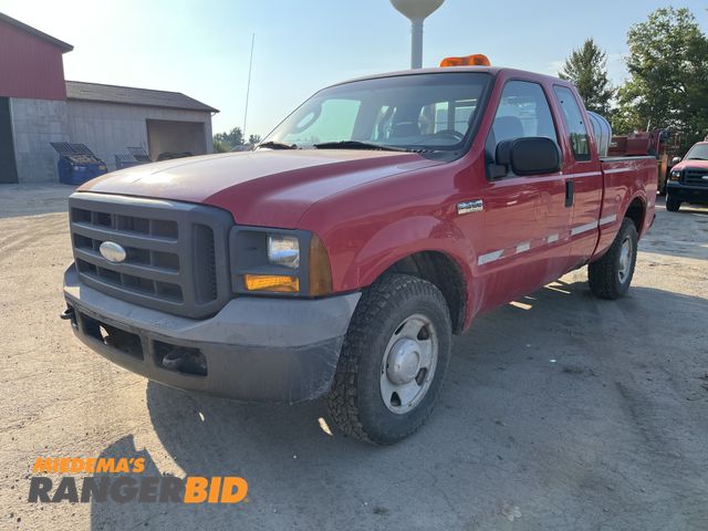 Lot 30-1800 - 2005 Ford F-250 Extended Cab Pickup Truck RWD