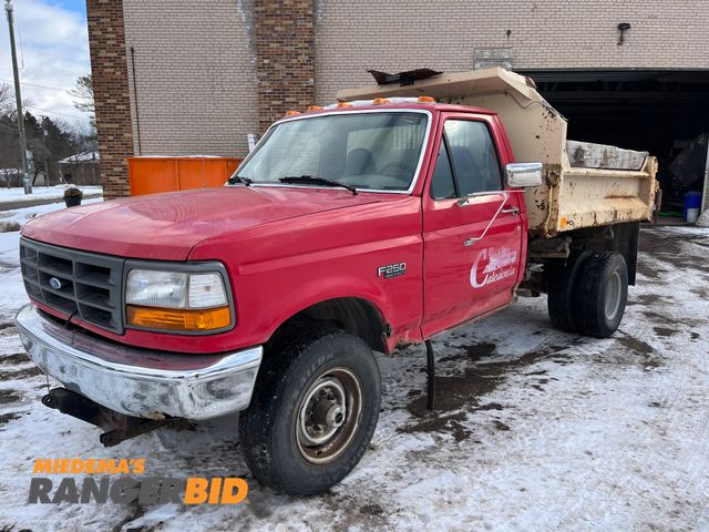 Lot 30-587 - 1997 Ford F-250 with a 5.8L V8 OHV 16V engine. Regular Cab Dump Bed Pickup Truck 4x4