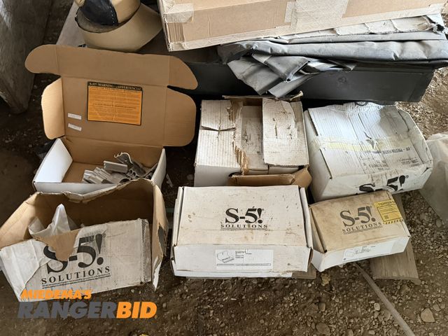 Lot 30-5741 - Lot of assorted S-5! Solutions snap clips.