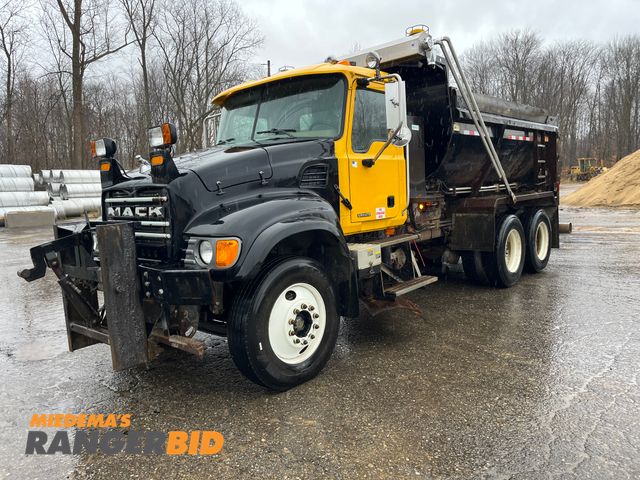 Lot 30-2402 - 2006 Mack CV713 Granite 6x4 with a 12.0L L6 DIESEL engine Dump Truck