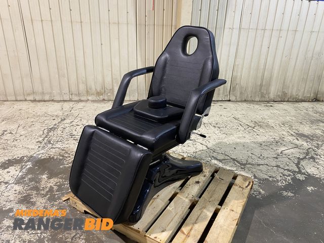 Lot 30-285MV - Hydraulic Facial Chair / Bed. Seems to be new or nearly new.