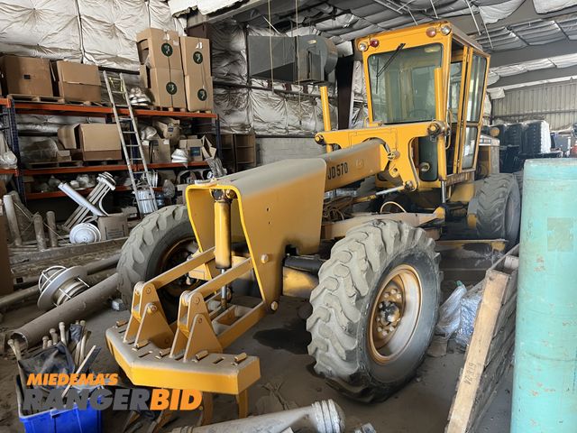 Lot 30-3707 - John Deere 570 Grader